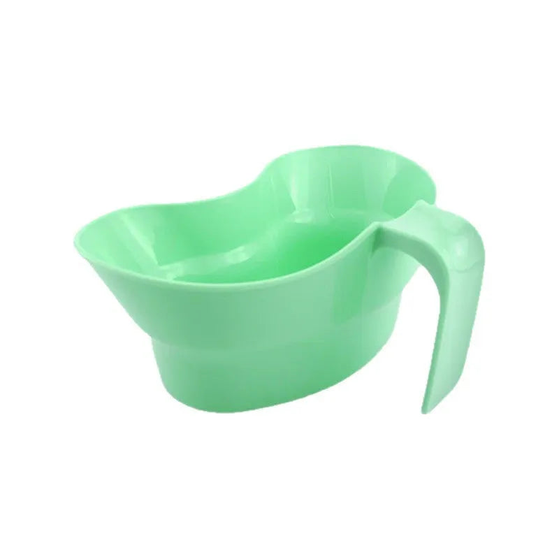 Green plastic gargle cup for bedridden elderly oral care and nursing.
