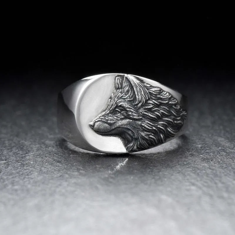 Men's silver alloy ring featuring a detailed geometric wolf design on a dark background.