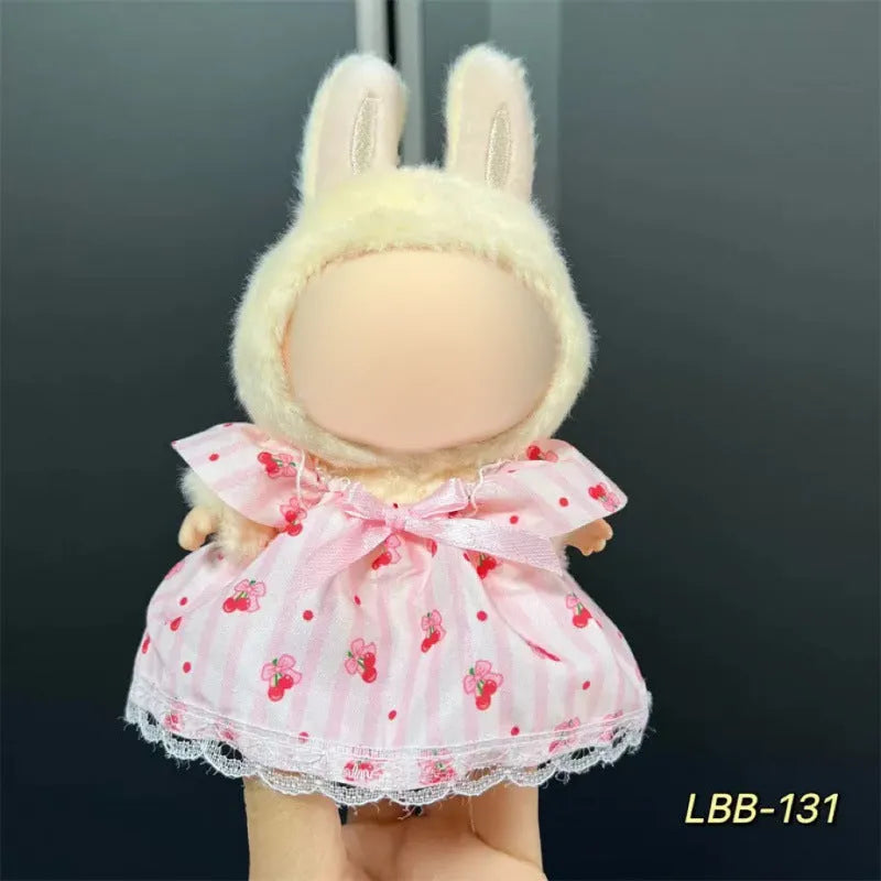 Plastic doll clothes for a 17cm tall vinyl figure on a white background.