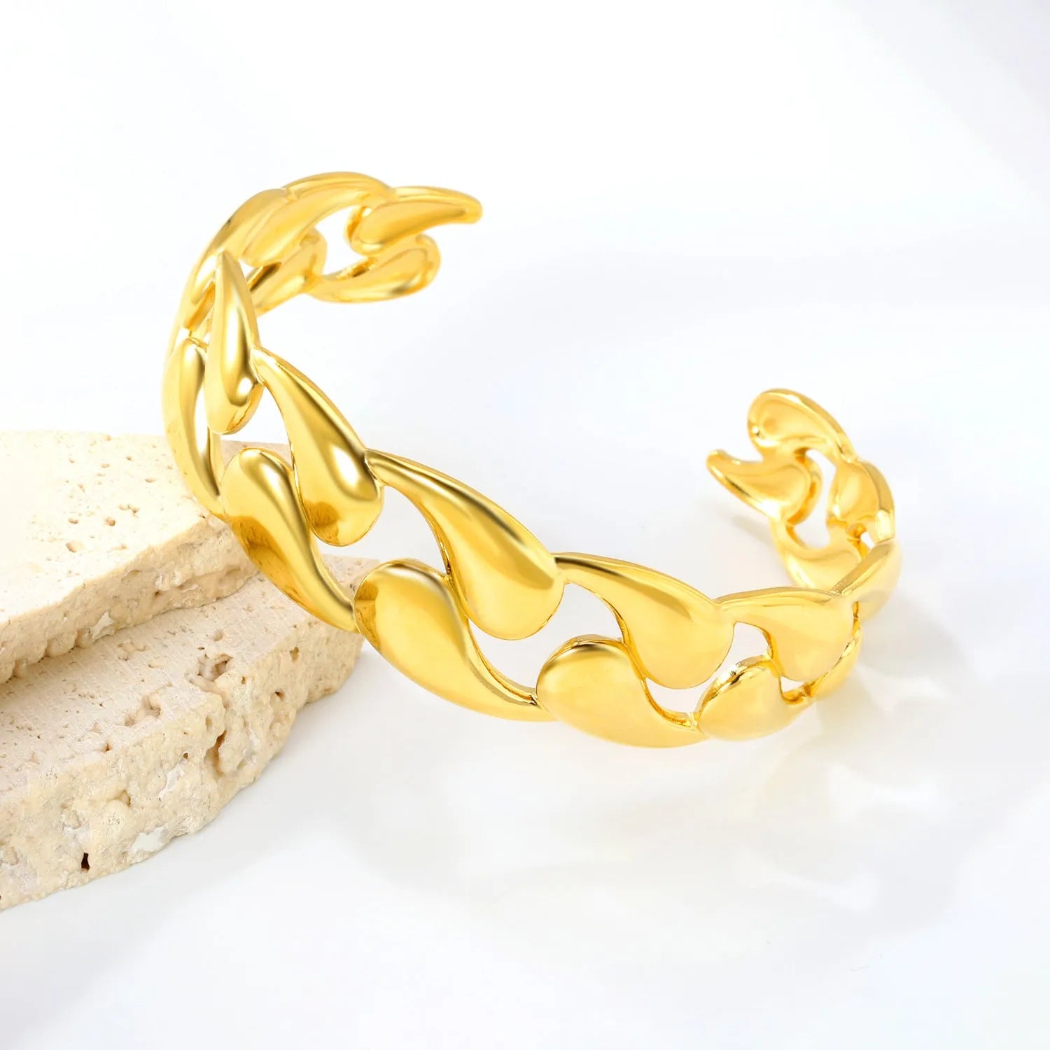 Stainless steel advanced style bracelet with a matching clasp in gold or silver tone.