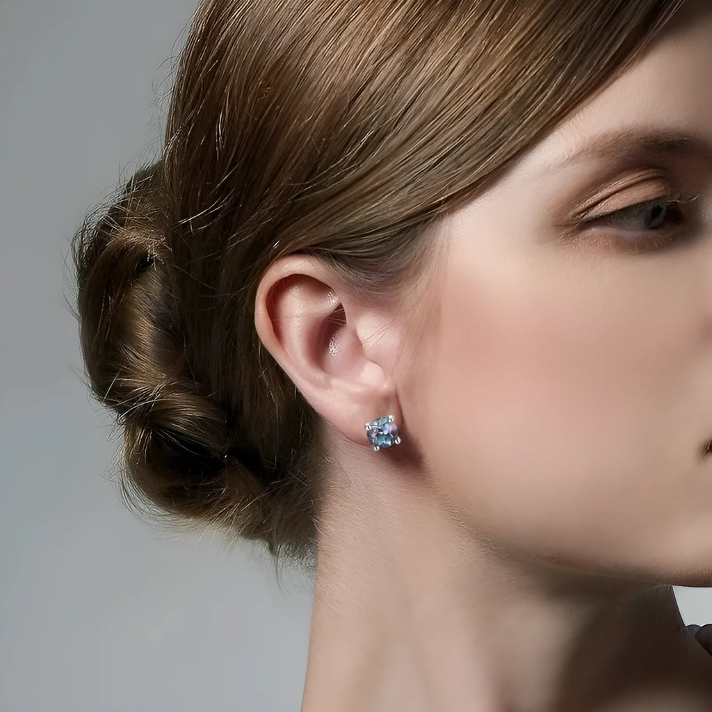 Simple geometric Alexander Stone ear studs in 925 silver with round design.