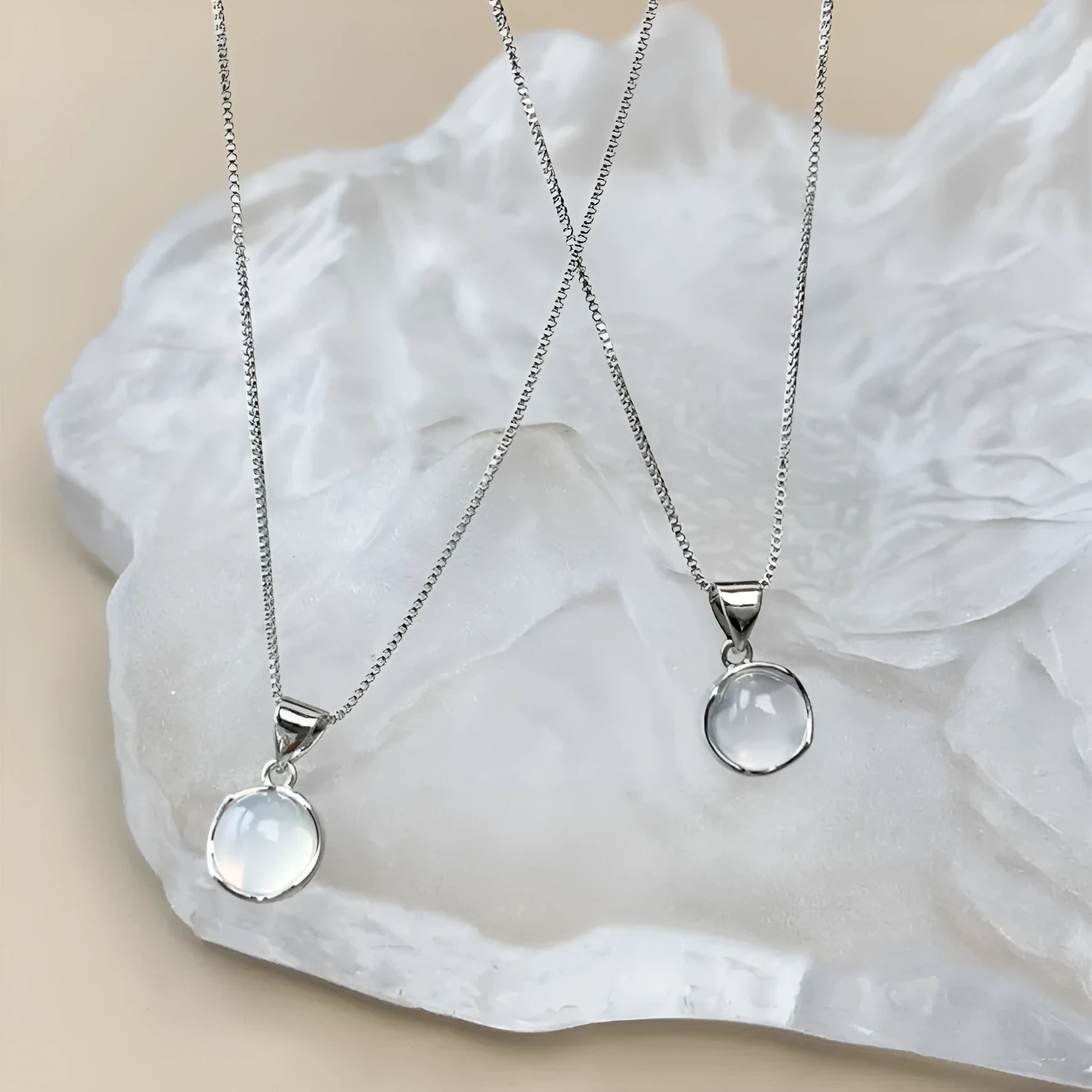Korean-style women's necklace with geometric star pendant on adjustable box chain