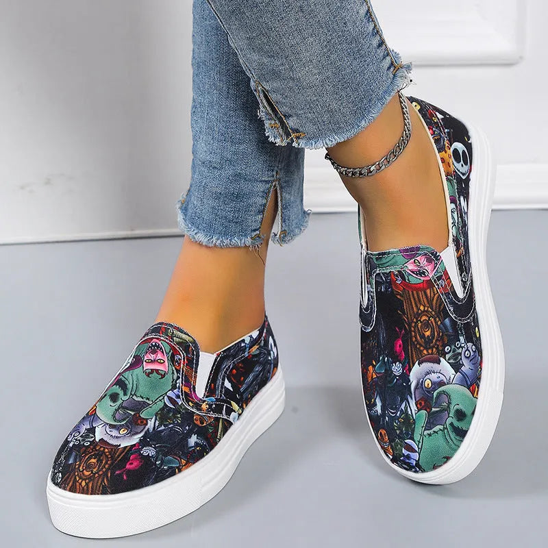 Women's casual low-top canvas sneaker in multiple colours on a flat rubber sole.