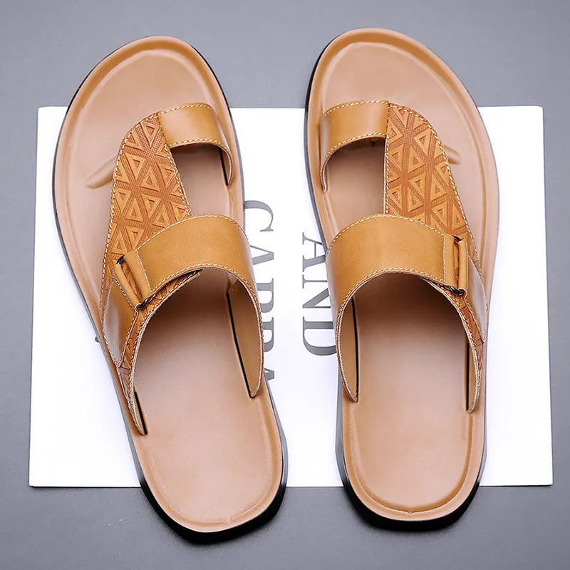 Men's simple beach slippers in cowhide with rubber sole, shown in black colour