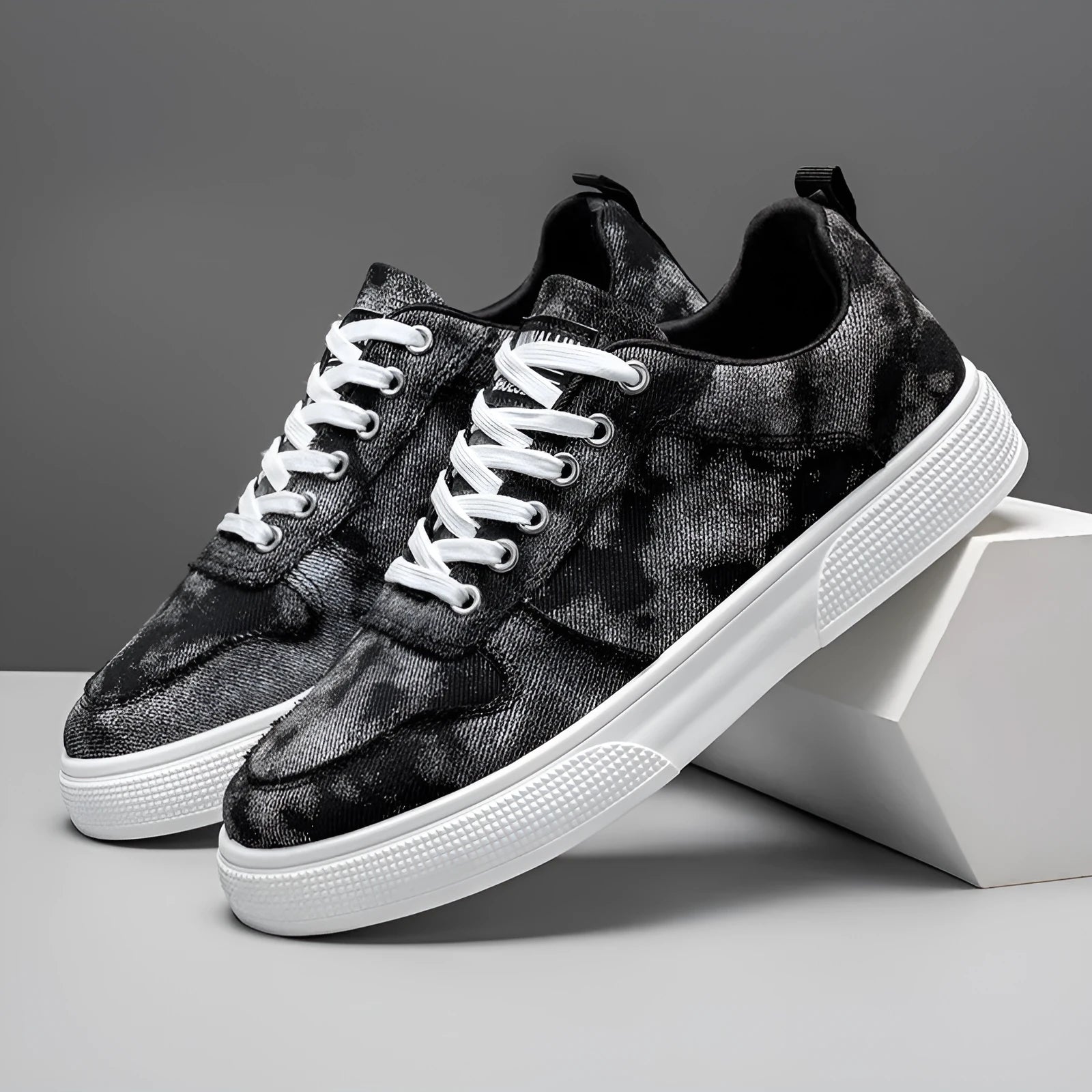 Men's low-top canvas sneakers with platform sole in blue, black, and khaki colours with lace-up front