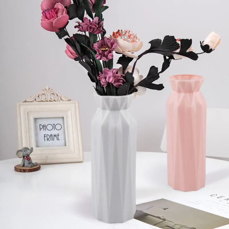 Simple drop-resistant melamine plastic vase in green, grey, pink or white with a 7.2 cm base.