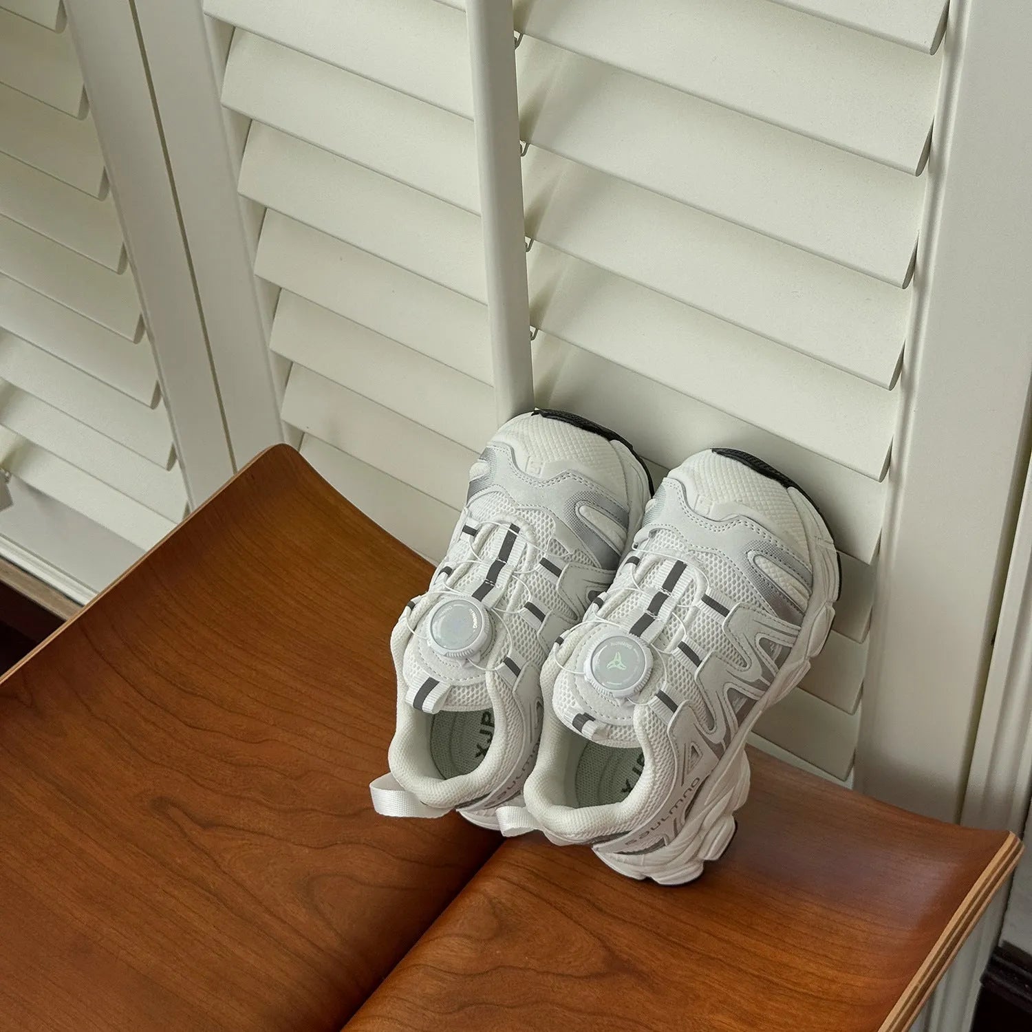Solid-colour casual shoes with PU leather mesh upper in beige, shown from the side.