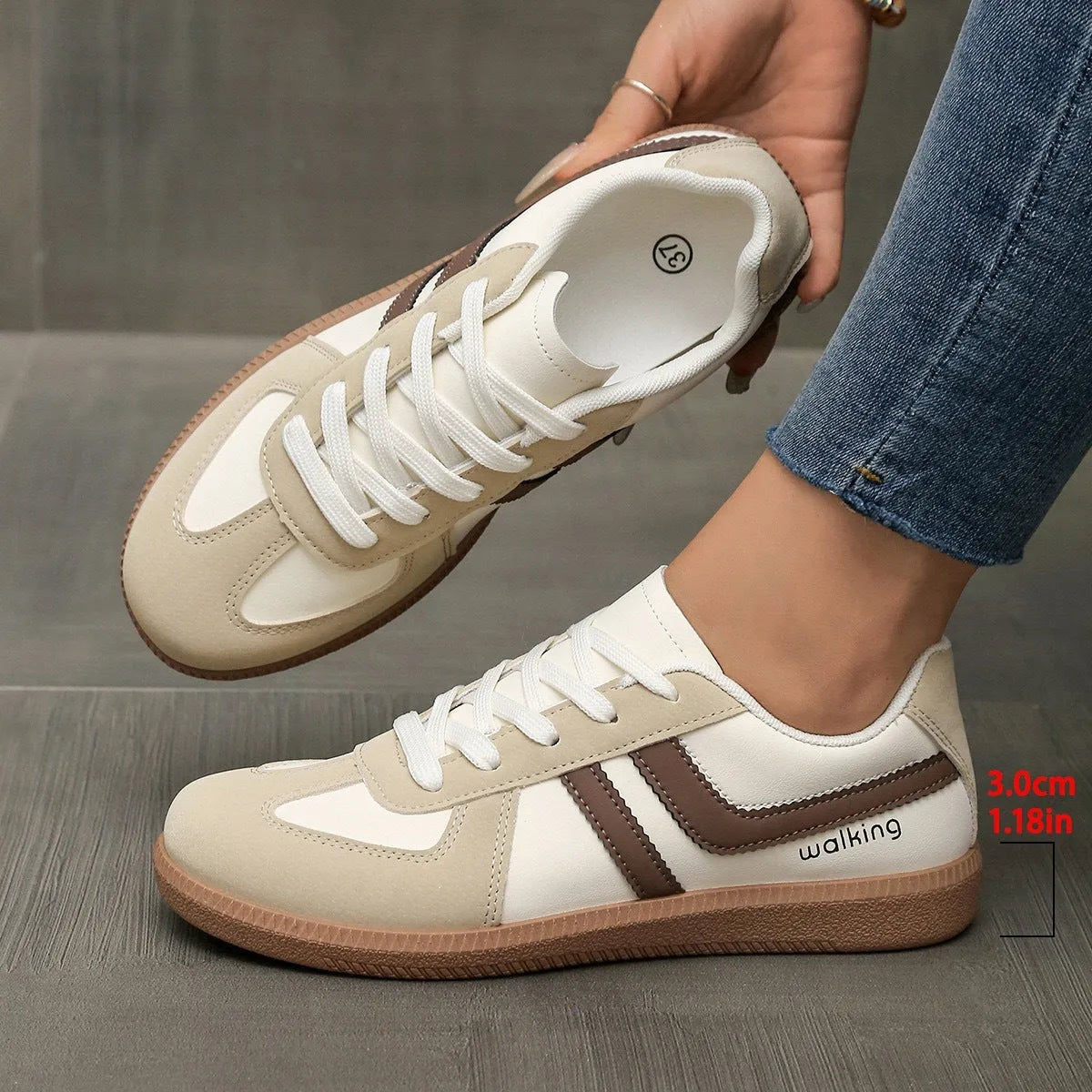 Casual low-top sneaker in a retro colour with round toe and flat rubber sole on a white background.