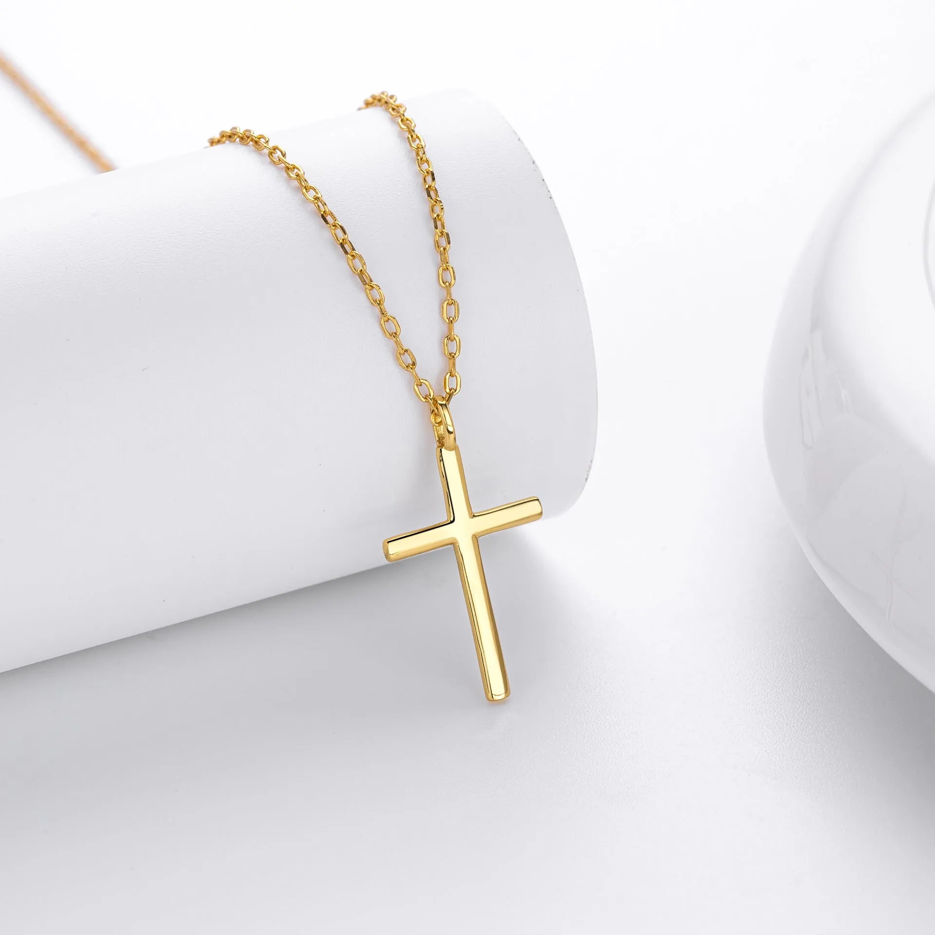 S925 sterling silver cross pendant necklace on an adjustable O‑link chain in a glossy finish.