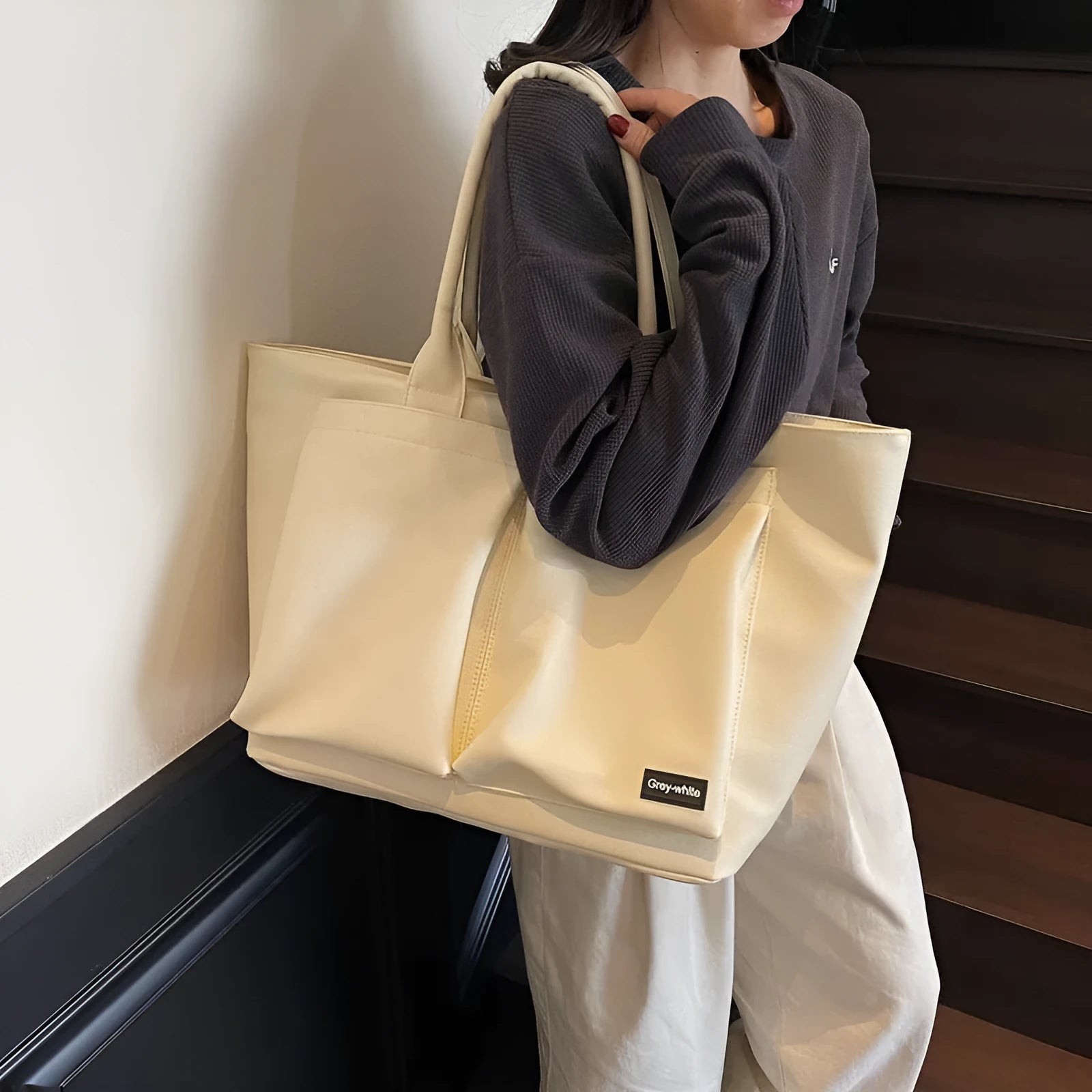 Lightweight expandable shoulder bag in solid colour with ventilation feature