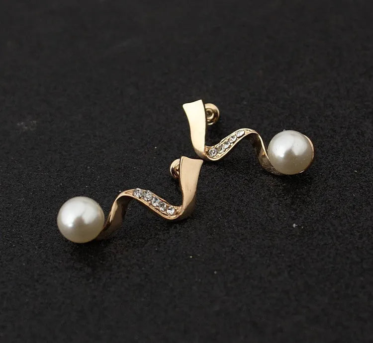 Gold electroplated pearl necklace and earrings set with deep V clavicle design and drop-shaped pendants