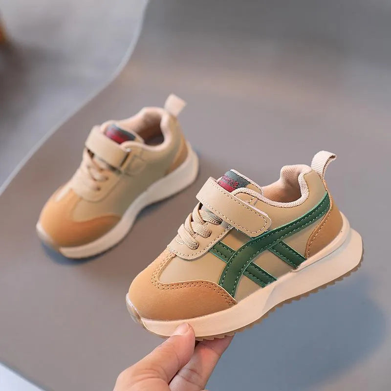 Children's solid-colour Velcro sneakers in synthetic leather with rubber soles, shown in beige.
