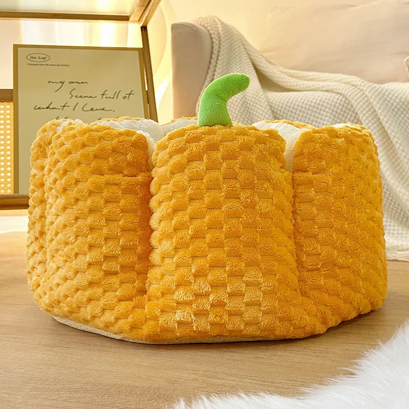 Pumpkin-shaped pet nest for cats with cotton filling in two sizes for autumn and winter