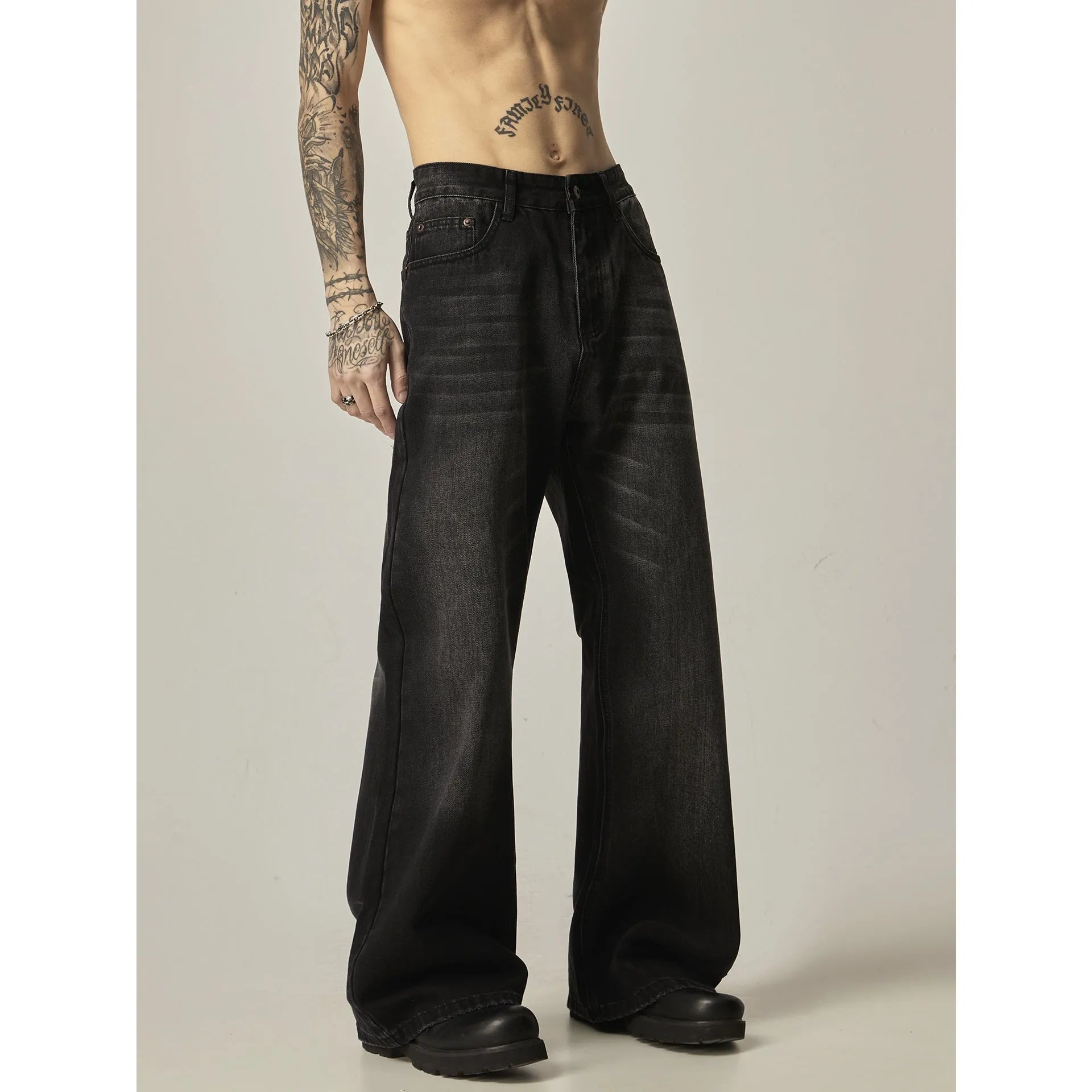 Black retro straight-leg jeans with loose fit and zipper fly in denim fabric