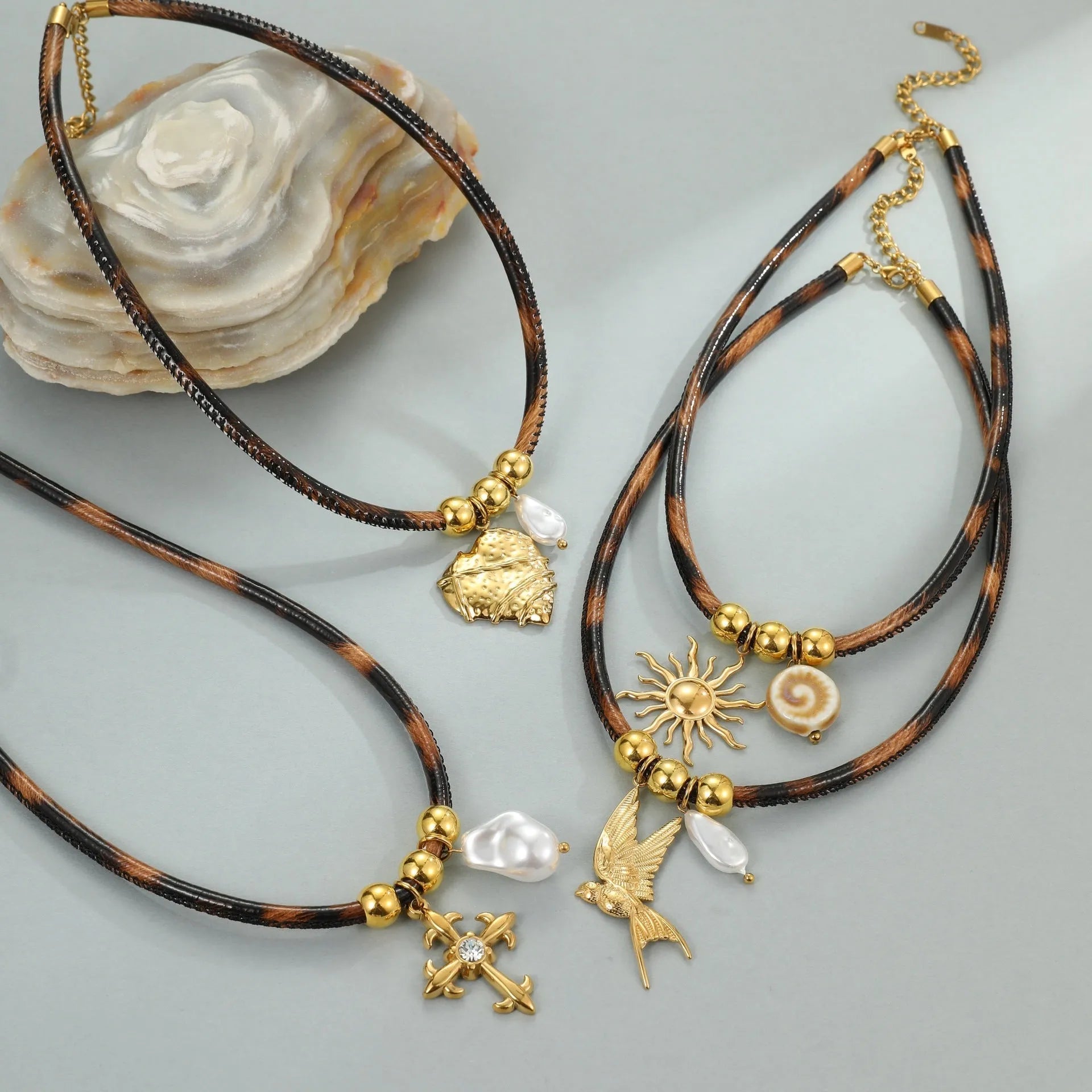 Leopard pattern electroplated stainless steel women's necklace with geometric pendant on adjustable chain
