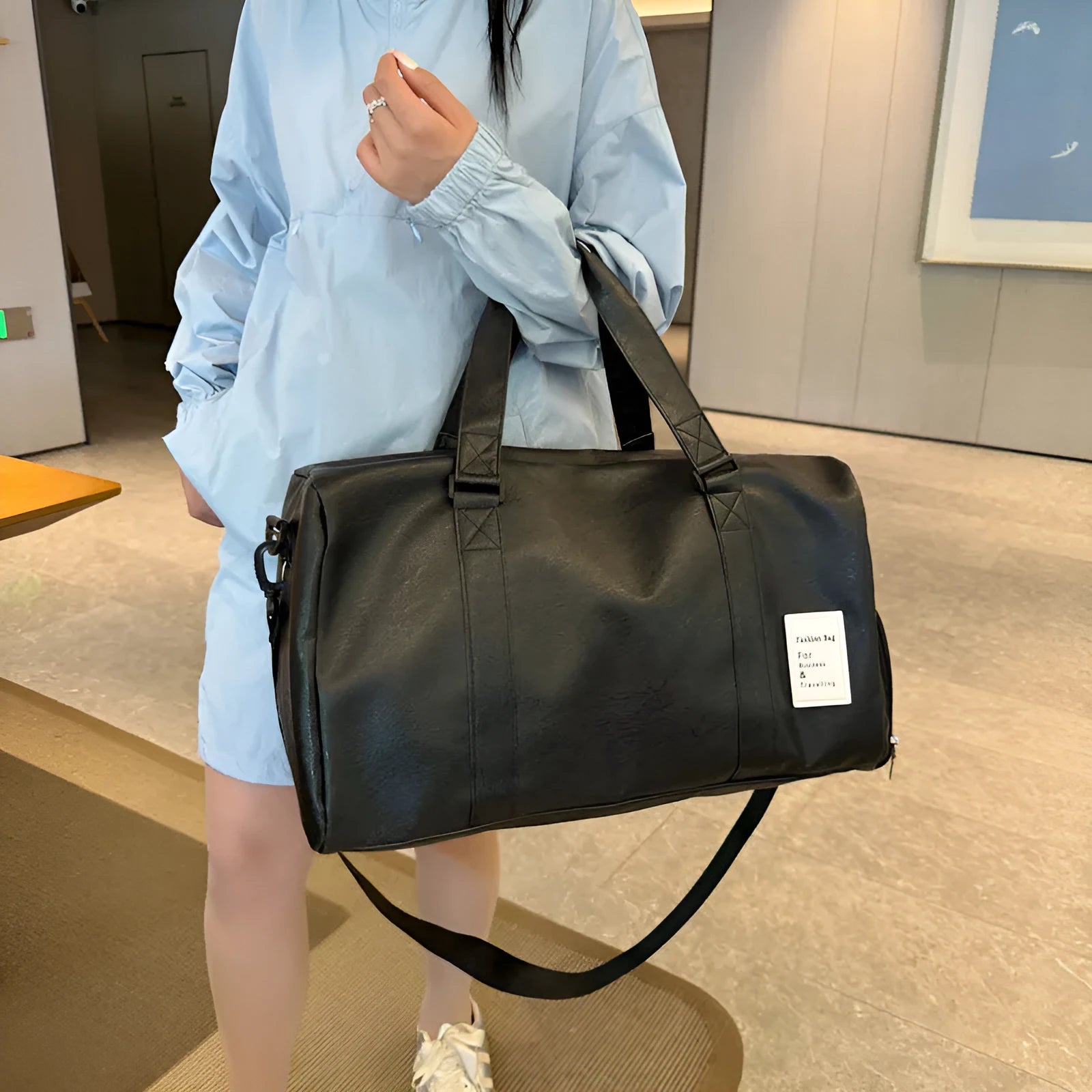 Dry-wet separation fitness shoulder messenger bag in PU material with 20-35 litre capacity