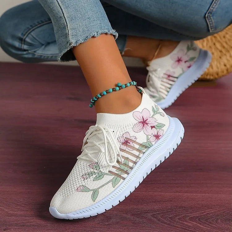 Women's milky white mesh flyknit running shoes with round toe and flat heel