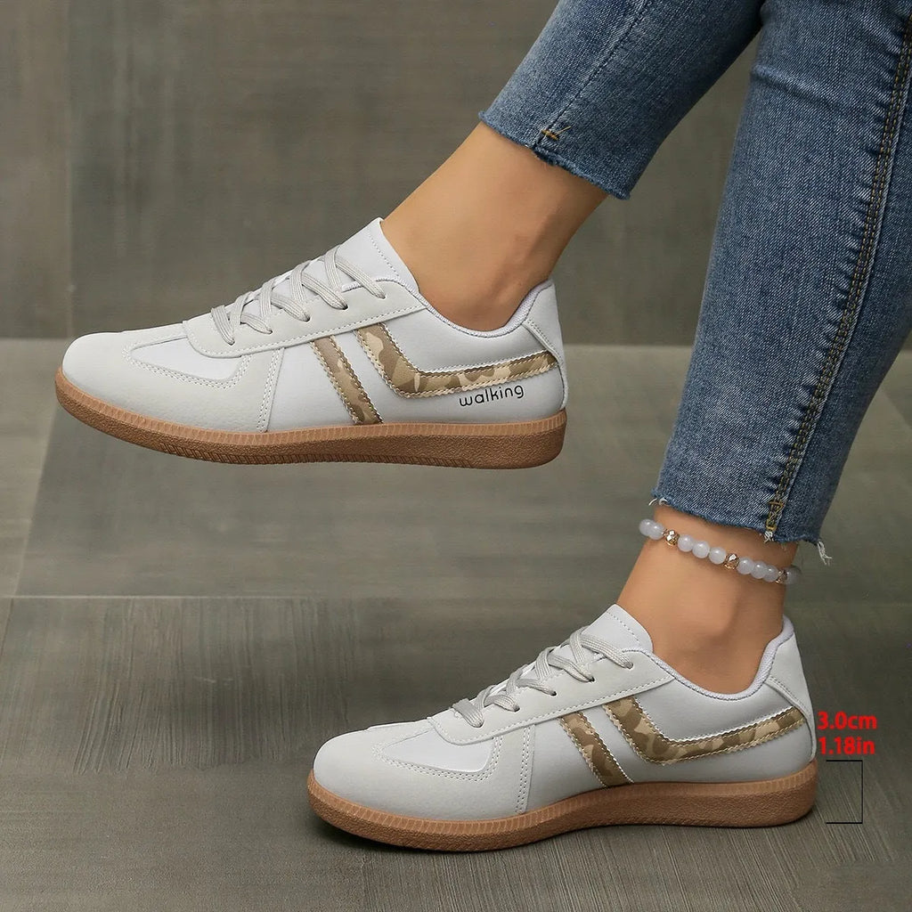 Casual low-top sneaker in a retro colour with round toe and flat rubber sole on a white background.