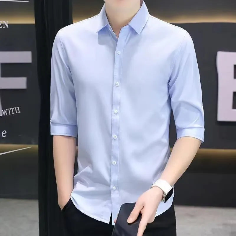 Man wearing a grass green slim-fit half-sleeve linen shirt with non-ironing fabric.