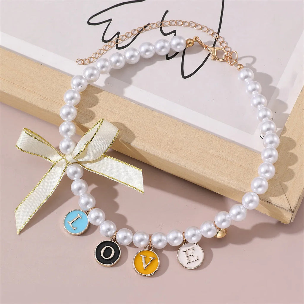 Cartoon pattern monochrome pet pendant necklace on a white background – pearl-like material, black colour option