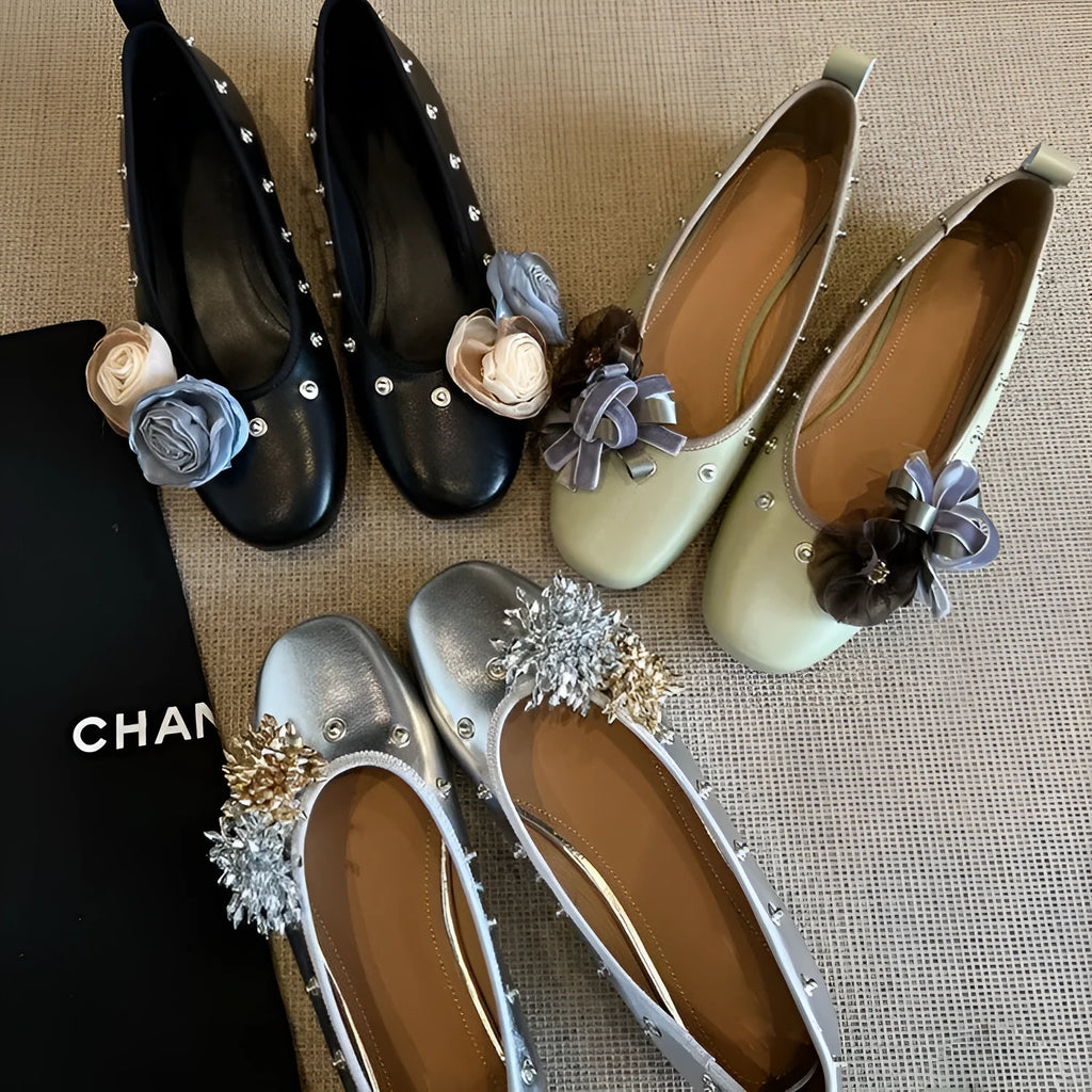 Solid colour sheepskin Mary Jane flat shoes with a round toe and buckle fastening.