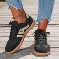 Casual low-top sneaker in a retro colour with round toe and flat rubber sole on a white background.