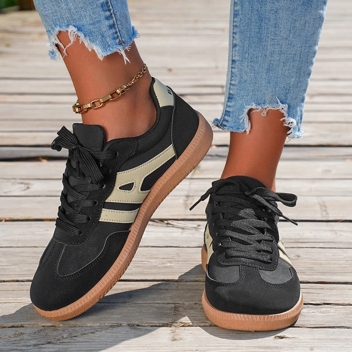 Casual low-top sneaker in a retro colour with round toe and flat rubber sole on a white background.