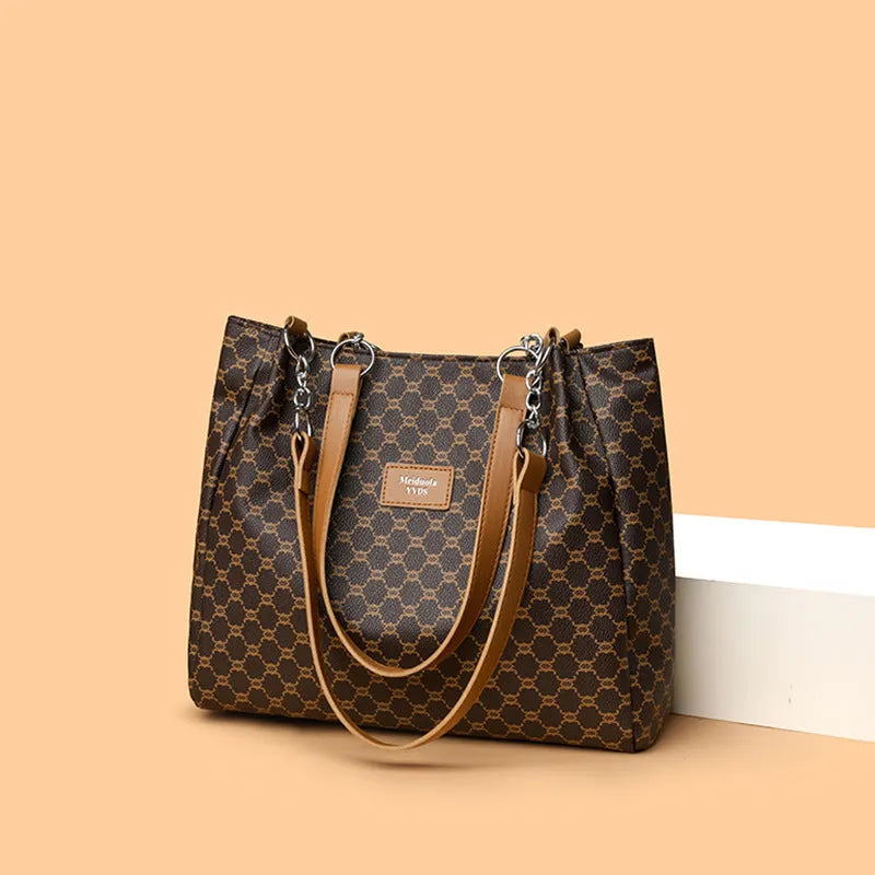 Retro women's handbag in soft brown PU leather with polyester lining.