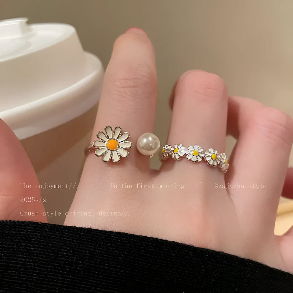 Women's adjustable copper ring with a little daisy and pearl decoration on a white background.