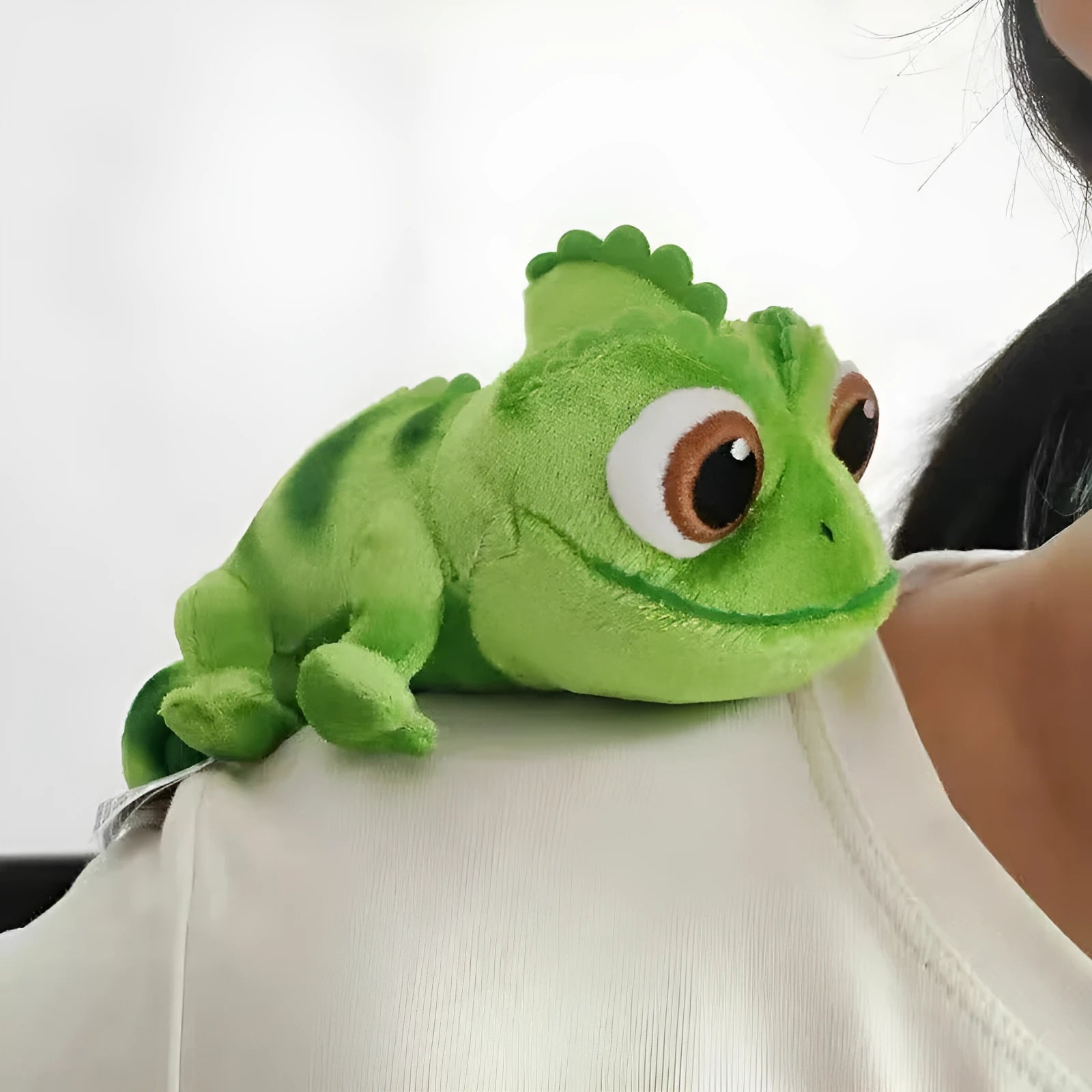 Chameleon shoulder plush doll with disk base, 16cm long, short plush fabric, PP cotton filling, resting on a flat surface