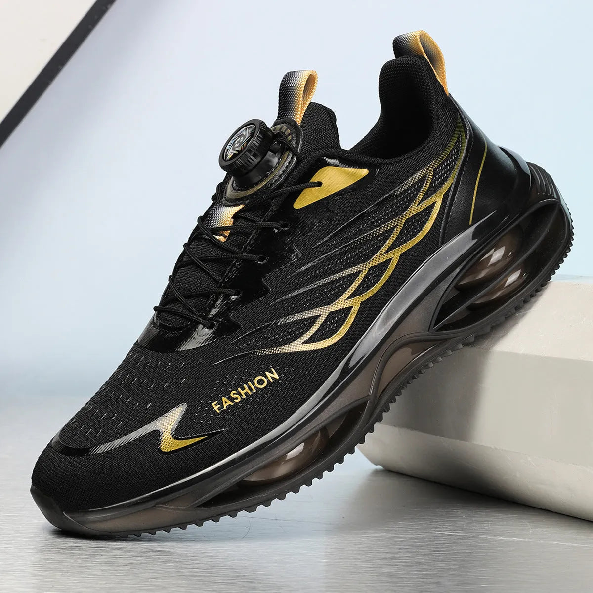 Casual low-top breathable trainers in solid colour with round toe and lace-up design.