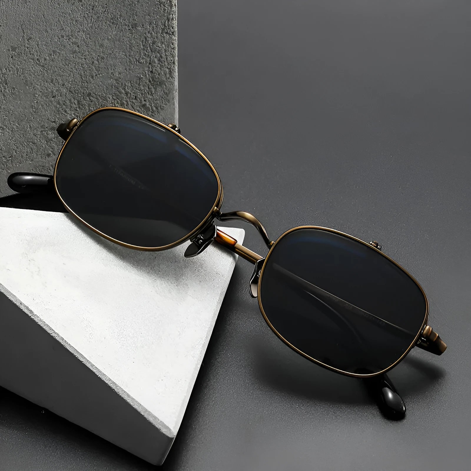 Men's retro polarized sunglasses with pure titanium frame in gold colour and black grey lenses