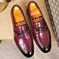 Men's business casual leather shoes with embossed pedal horsebit buckle in solid colour, rubber sole, wedge heel, sizes 38-48