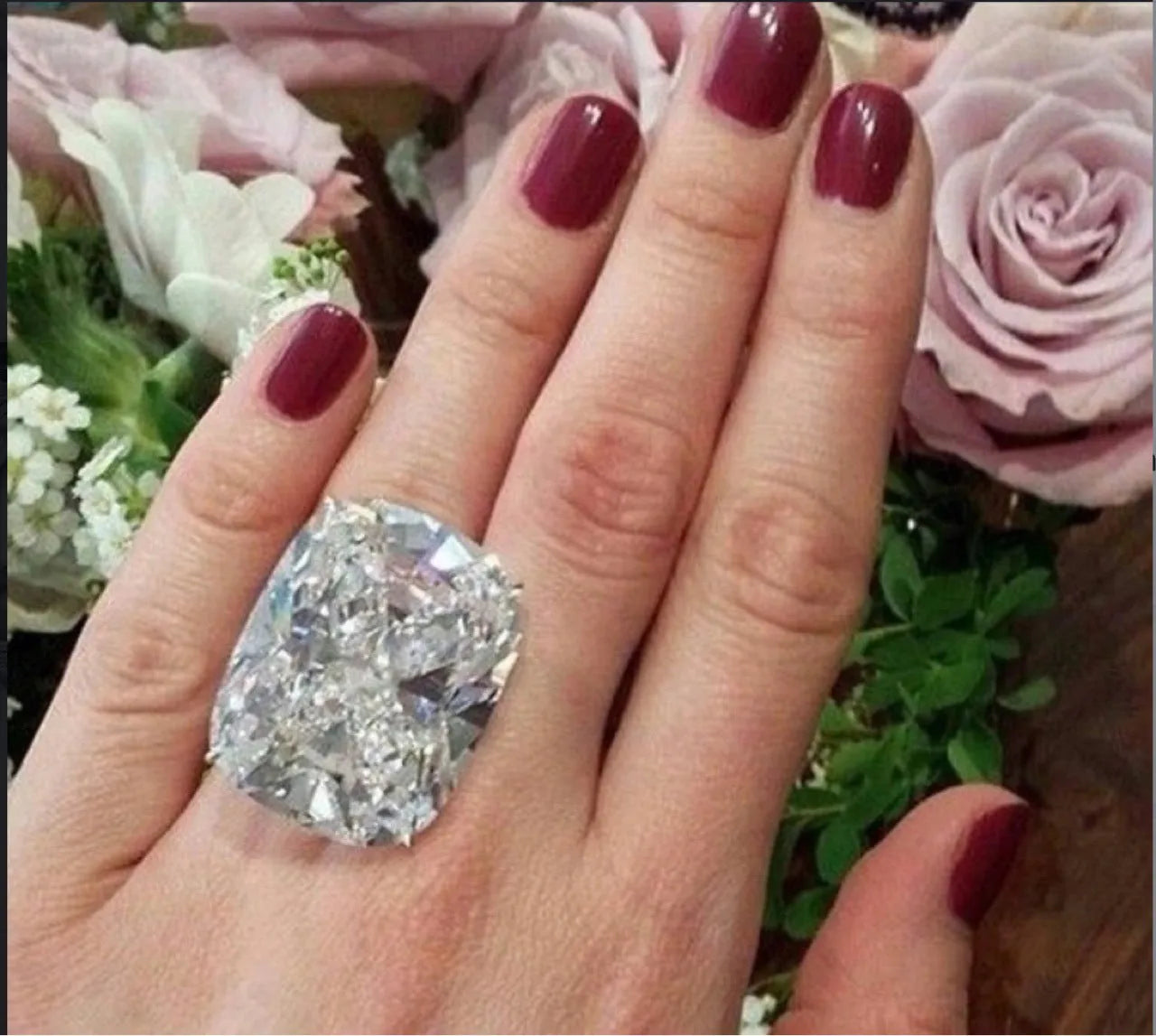 White gold-coloured women's alloy ring with an inlaid square diamond geometric design.