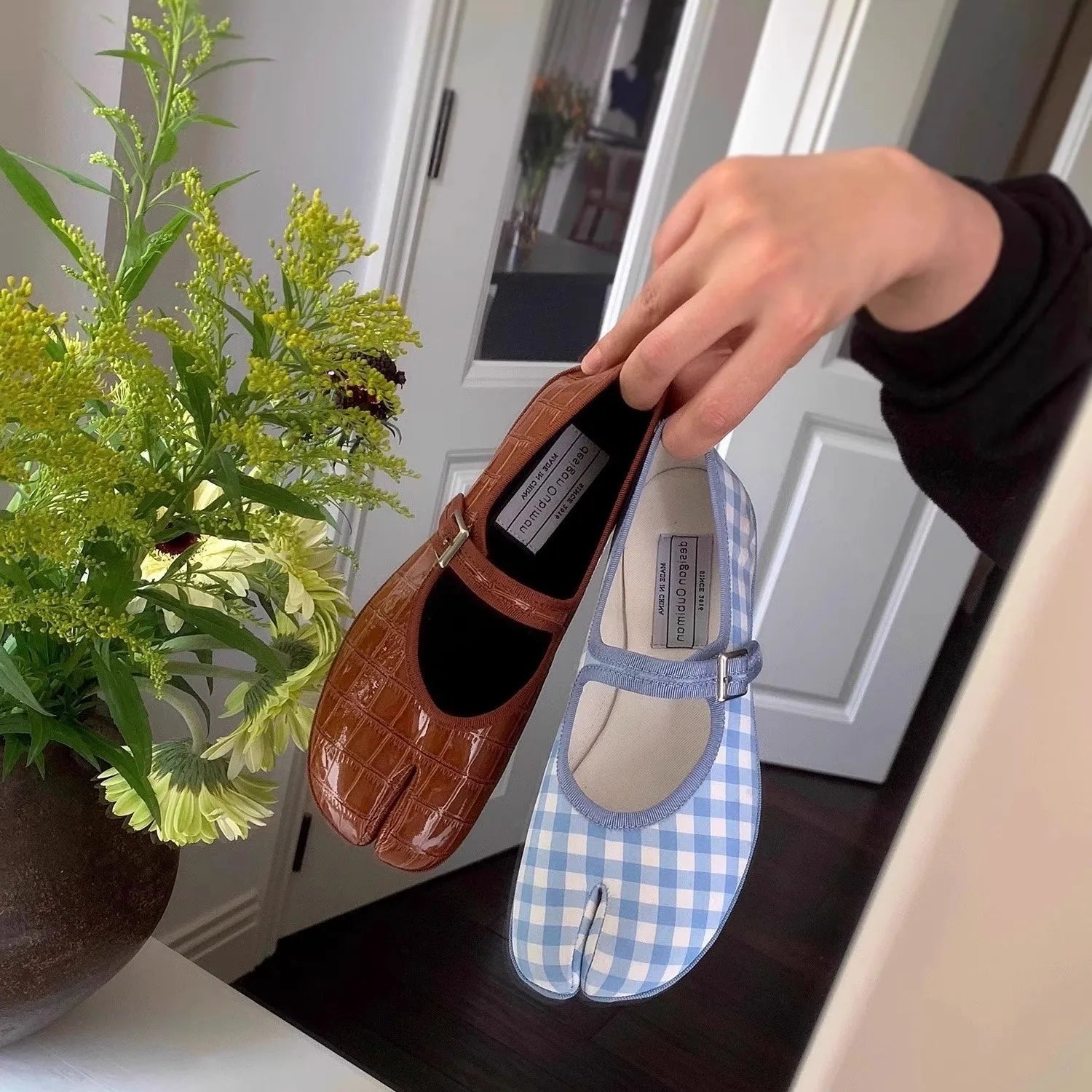 Blue sheepskin split-toe women's flat pumps with cowhide upper and rubber sole