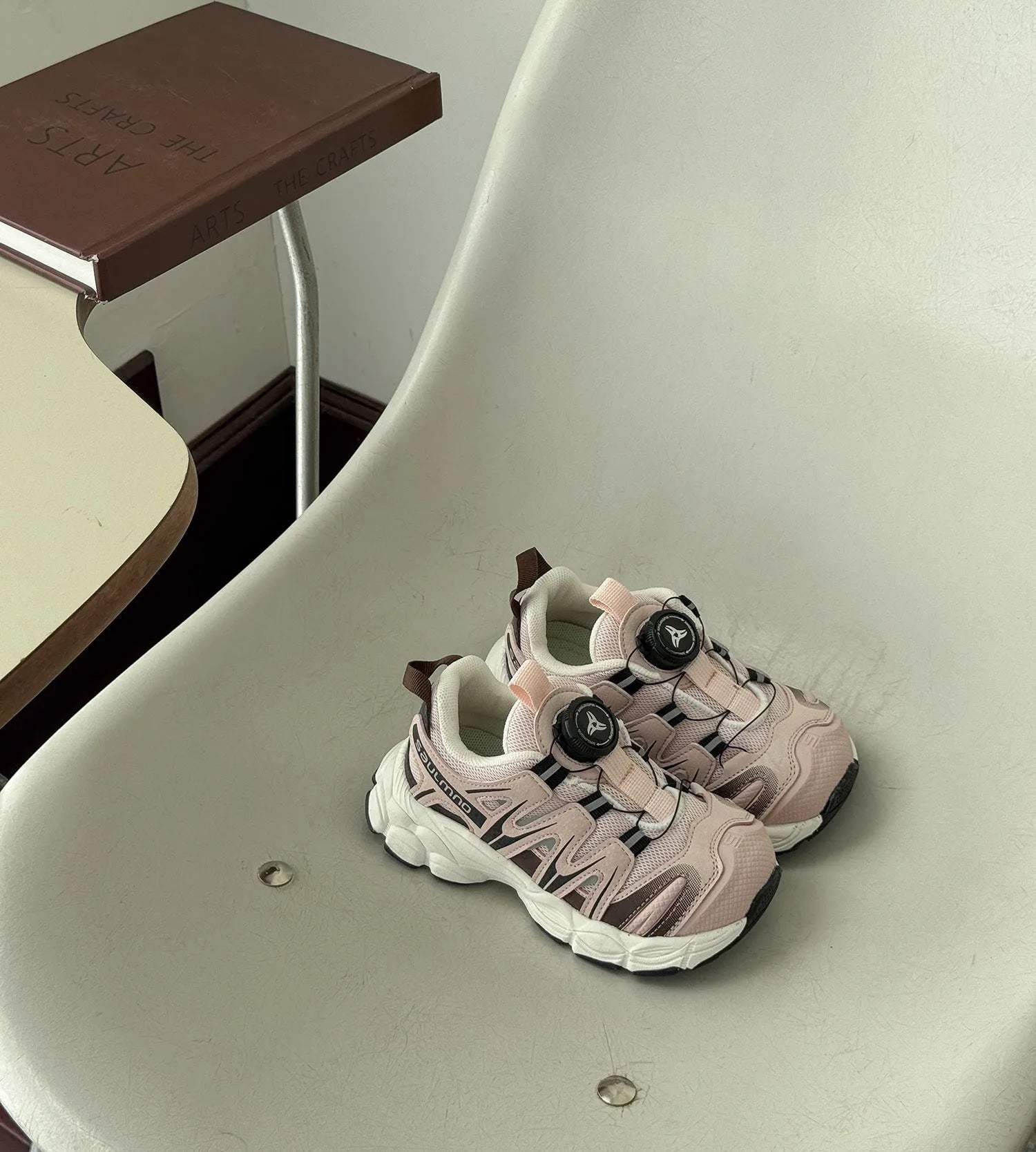 Solid-colour casual shoes with PU leather mesh upper in beige, shown from the side.