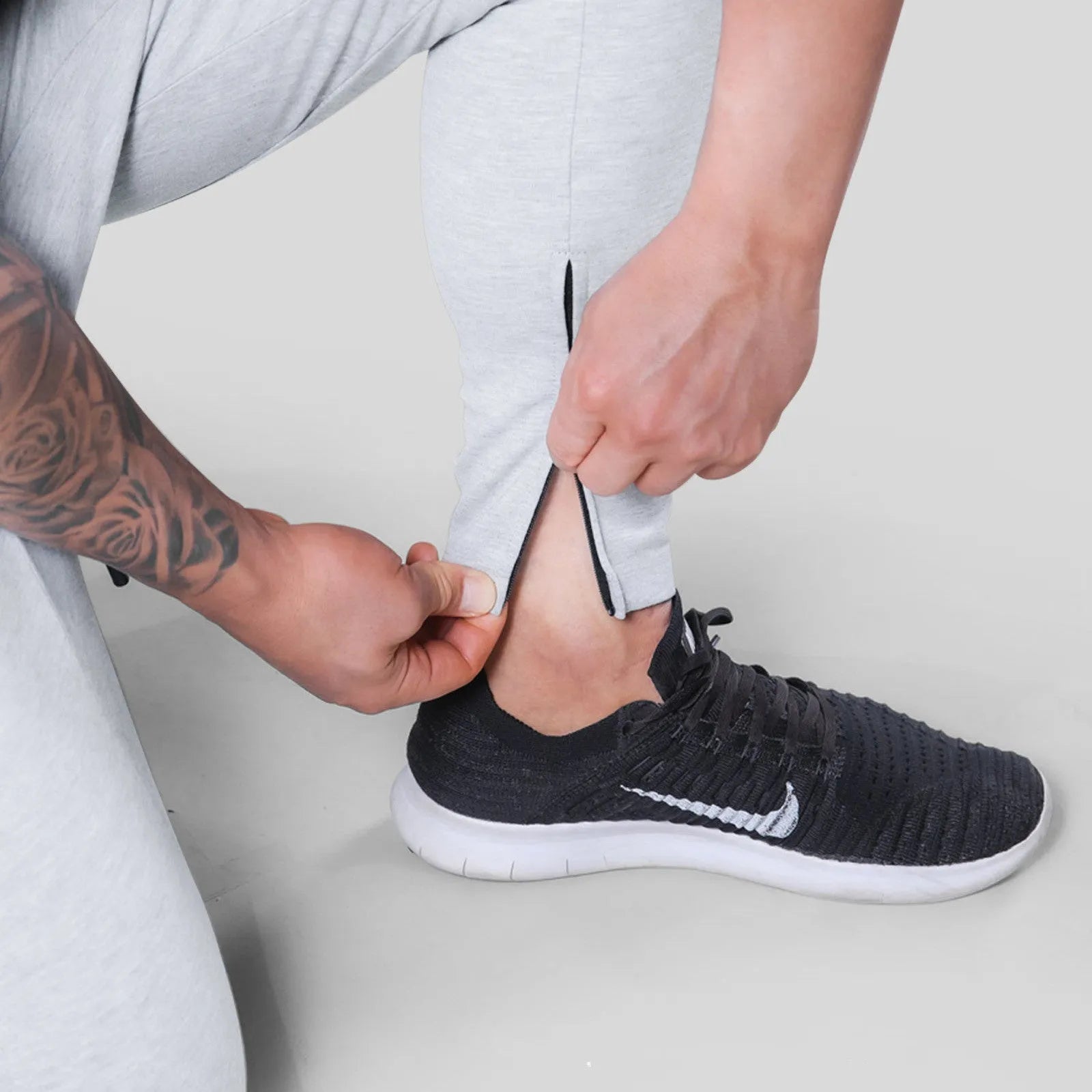 Men's polyester fiber fitness pants for gym exercise in black, with elastic waistband