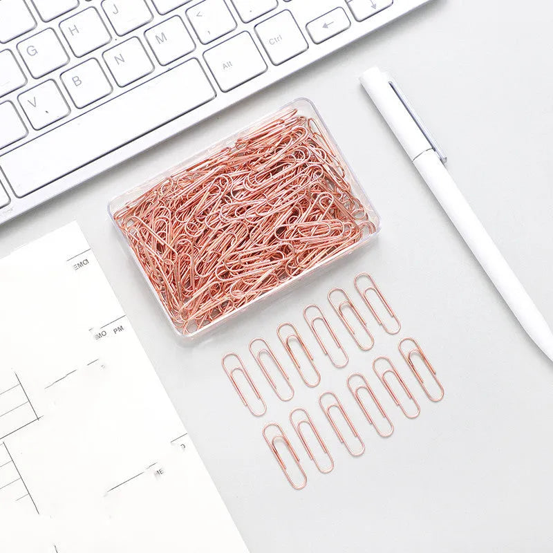 Rose gold coloured heart-shaped metal paper clips, pack of 100 pieces.