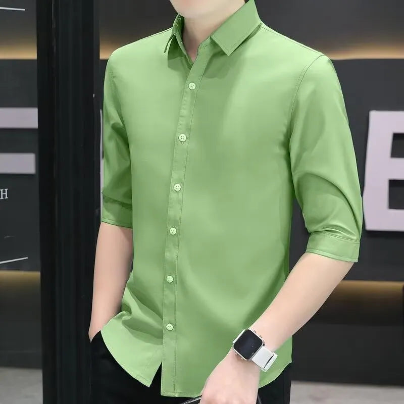 Man wearing a grass green slim-fit half-sleeve linen shirt with non-ironing fabric.