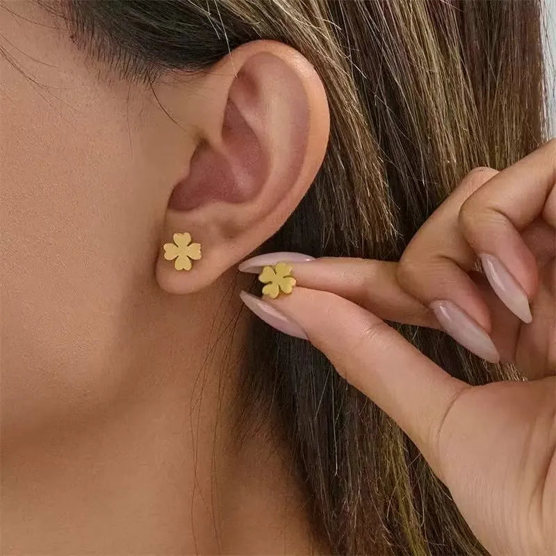 Pair of 10mm four-leaf clover earrings in gold colour on stainless steel post