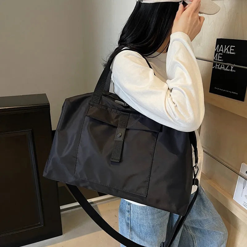 One-shoulder travel bag in oxford cloth with 36-55 litre capacity shown in grey colour