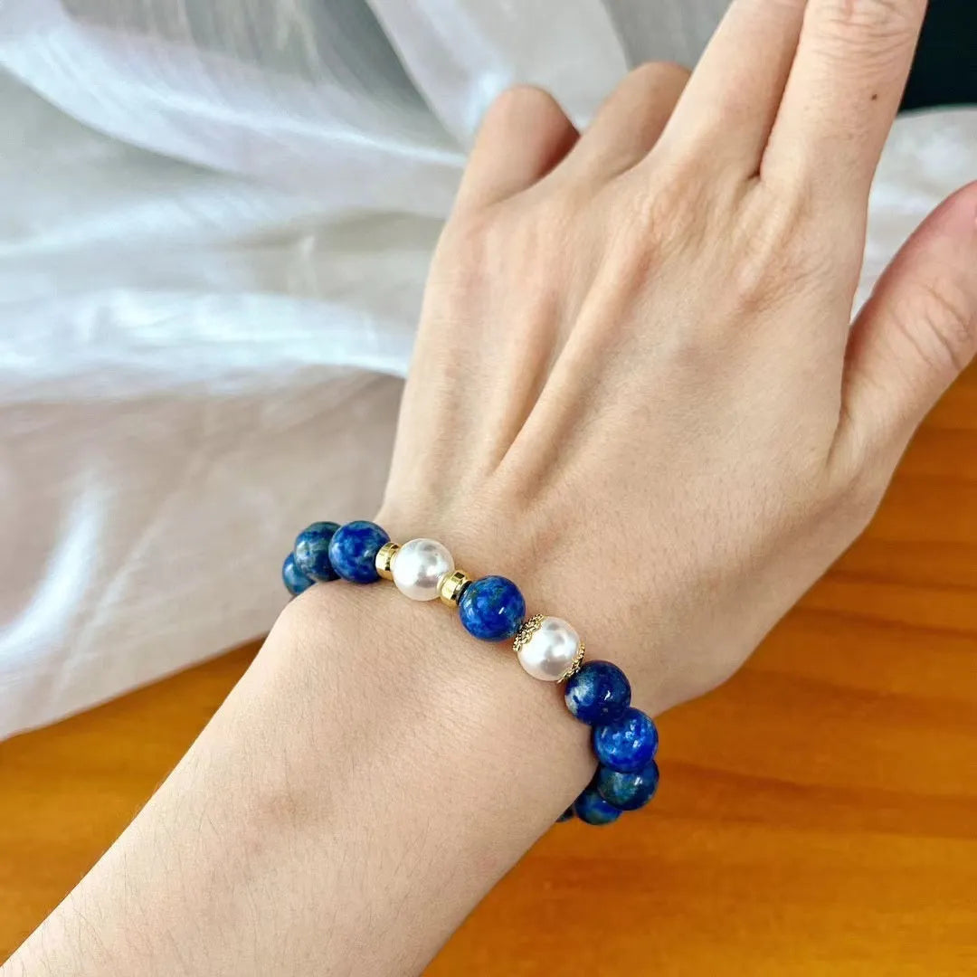 A lapis lazuli gemstone bracelet with a green and gold stone aesthetic in a Chinese artistic retro style.