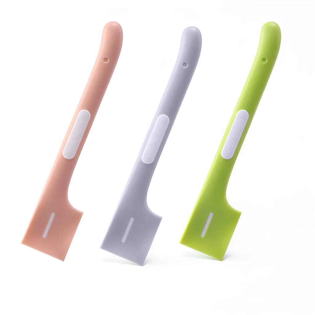 Green long-handled pet food spoon for canned wet food with right-angle design