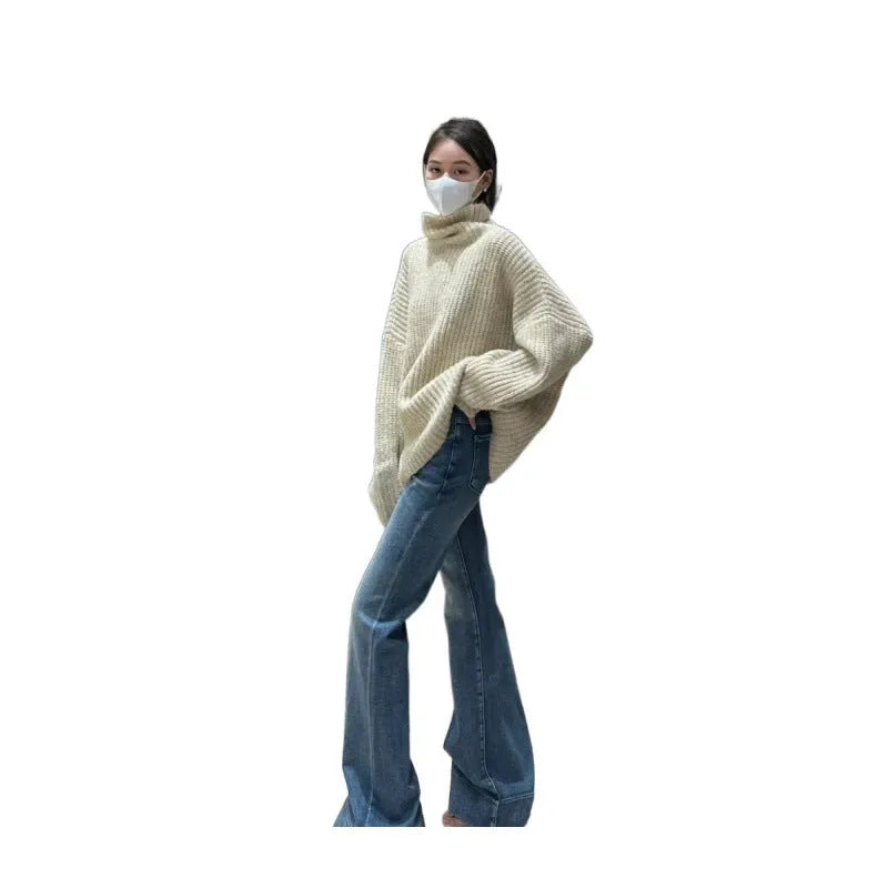 Loose fit high waist flared jeans in blue denim with urban style design
