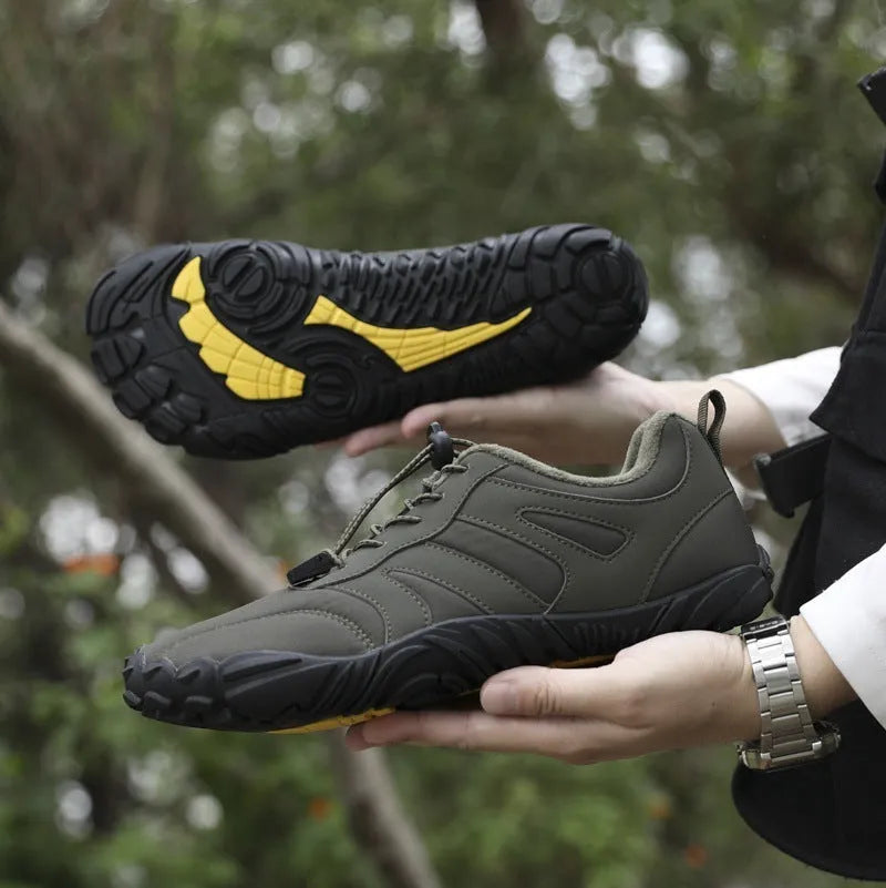 Men's thick bottom breathable FiveFingers boots in army green for hiking on natural grassland