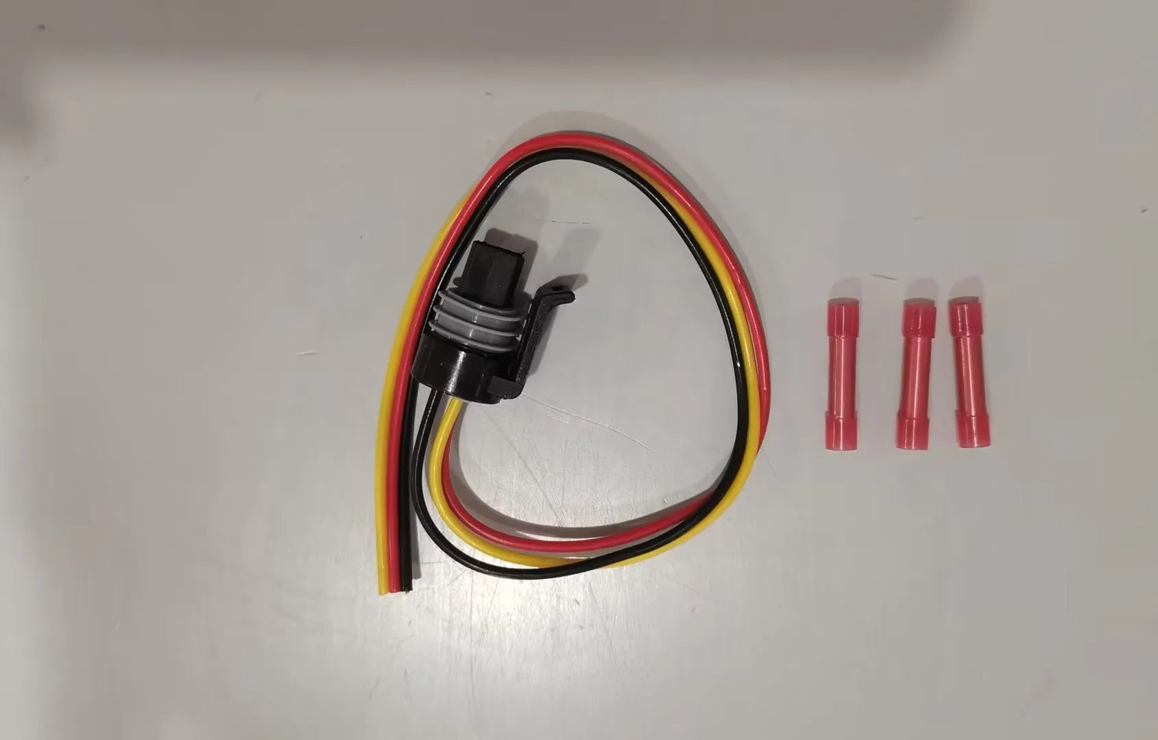 Ford F6TZ-9F838-A fuel pressure sensor with connecting line for F4 and F6 engines.