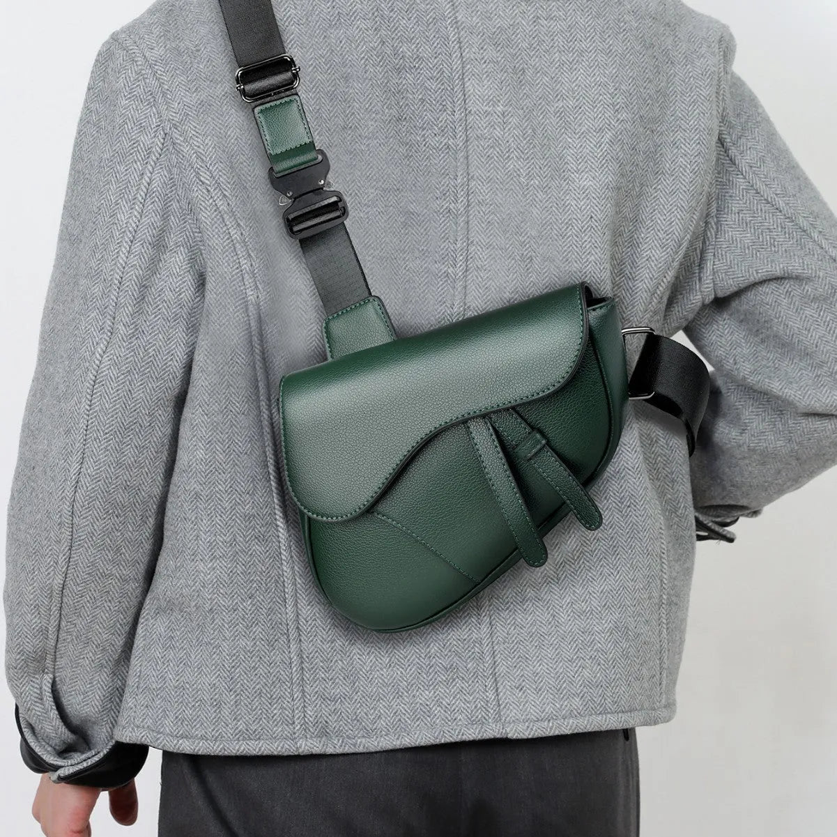 Unisex saddle shoulder crossbody chest bag in black synthetic leather with stitching and splicing details