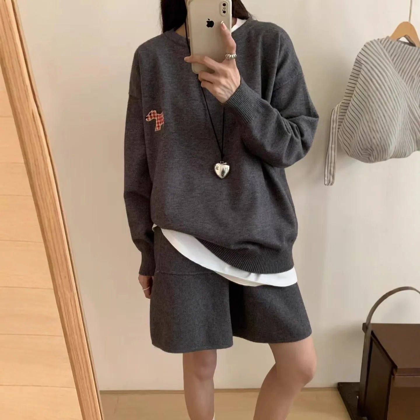 Casual knitted sweater and shorts suit with animal embroidery in imitation cashmere fabric