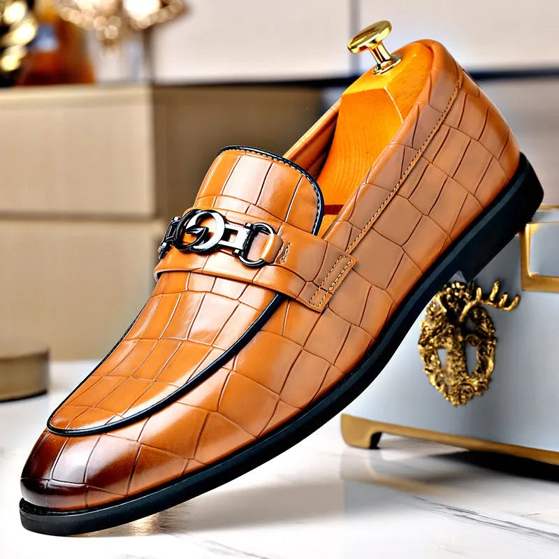 Men's business casual leather shoes with embossed pedal horsebit buckle in solid colour, rubber sole, wedge heel, sizes 38-48
