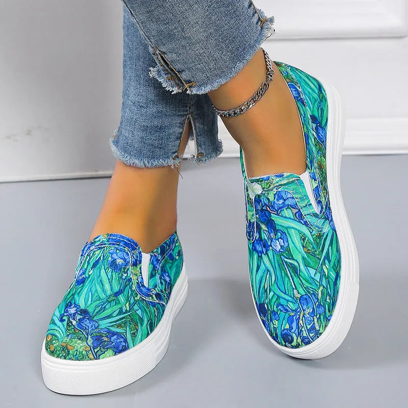 Women's casual low-top canvas sneaker in multiple colours on a flat rubber sole.